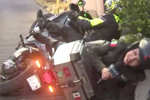 Reportera cae de moto mientras mostraba peligrosa vialidad