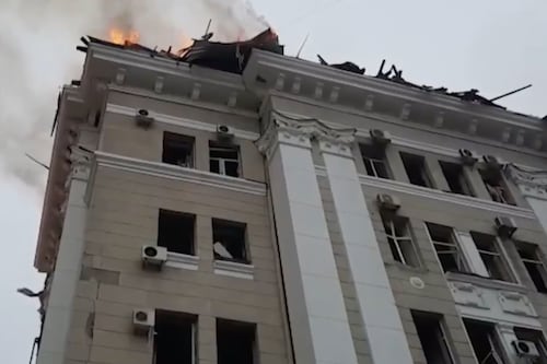 Bomberos luchan contra las llamas tras impacto de misiles rusos en Ucrania