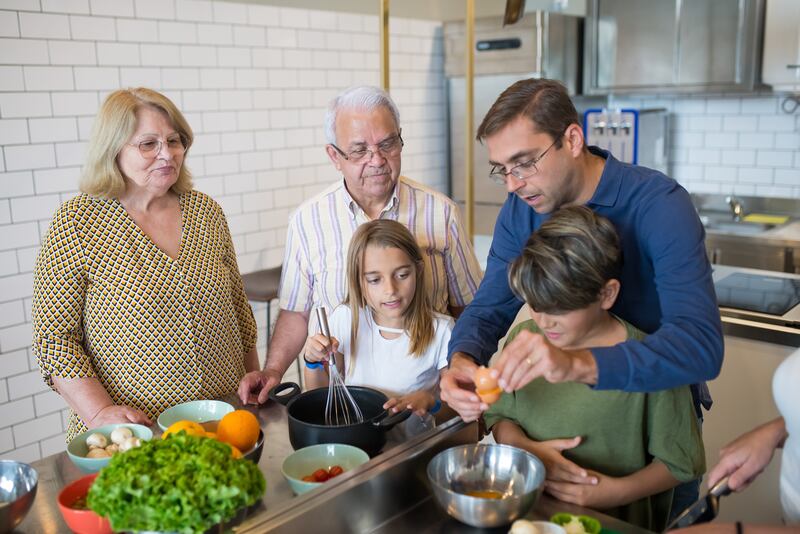 La alimentación equilibrada es fundamental para los adultos mayores.